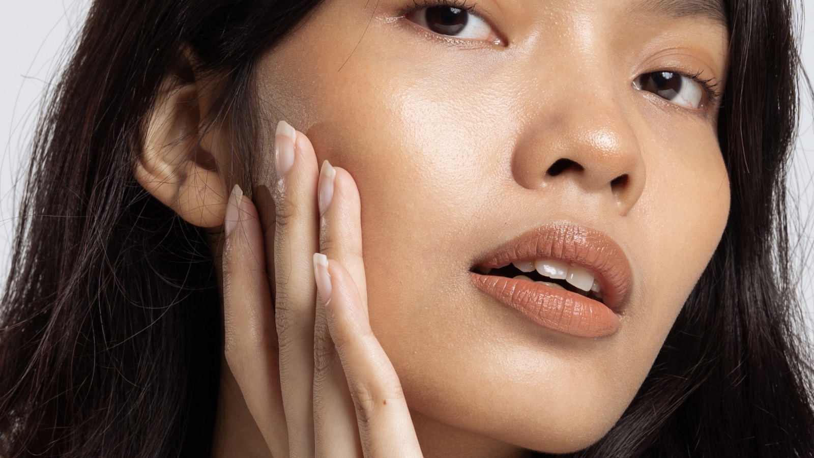Rosto feminino com destaque no contorno facial, ilustrando o tema da bichectomia realizada pela Dra. Ana Cláudia